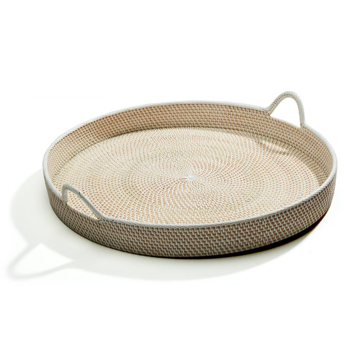 Bandeja redonda trenzada con patrones entrelazados en tonos beige y blanco, con asas integradas en los bordes. El diseño simula una textura artesanal tejida en espiral al centro.