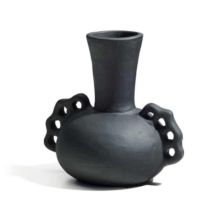 Jarrón de cerámica negra con cuerpo redondeado, cuello alargado y asas laterales ornamentadas con perforaciones circulares. Su superficie tiene un acabado mate y textura artesanal.