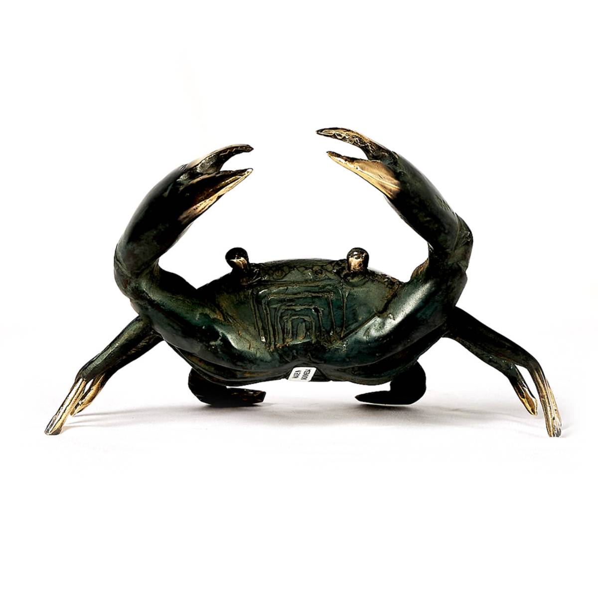 Escultura decorativa de un cangrejo con acabado metálico en tonos oscuros y detalles dorados en las pinzas y patas. El producto tiene una textura detallada que enfatiza el caparazón y las articulaciones.