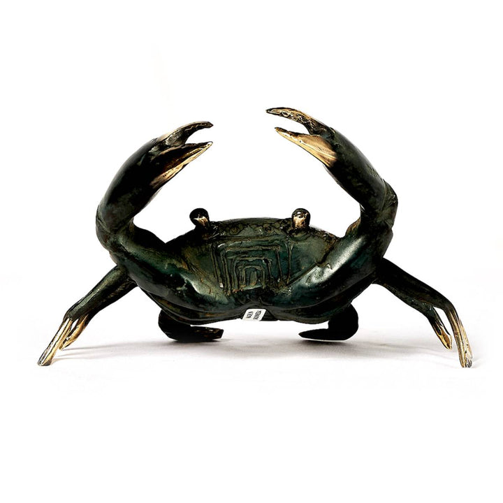 Escultura decorativa de un cangrejo con acabado metálico en tonos oscuros y detalles dorados en las pinzas y patas. El producto tiene una textura detallada que enfatiza el caparazón y las articulaciones.