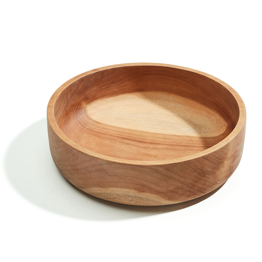 Un bol redondo hecho de madera con un acabado liso y natural, mostrando variaciones de tono marrón. No hay marcas ni inscripciones visibles en el producto.