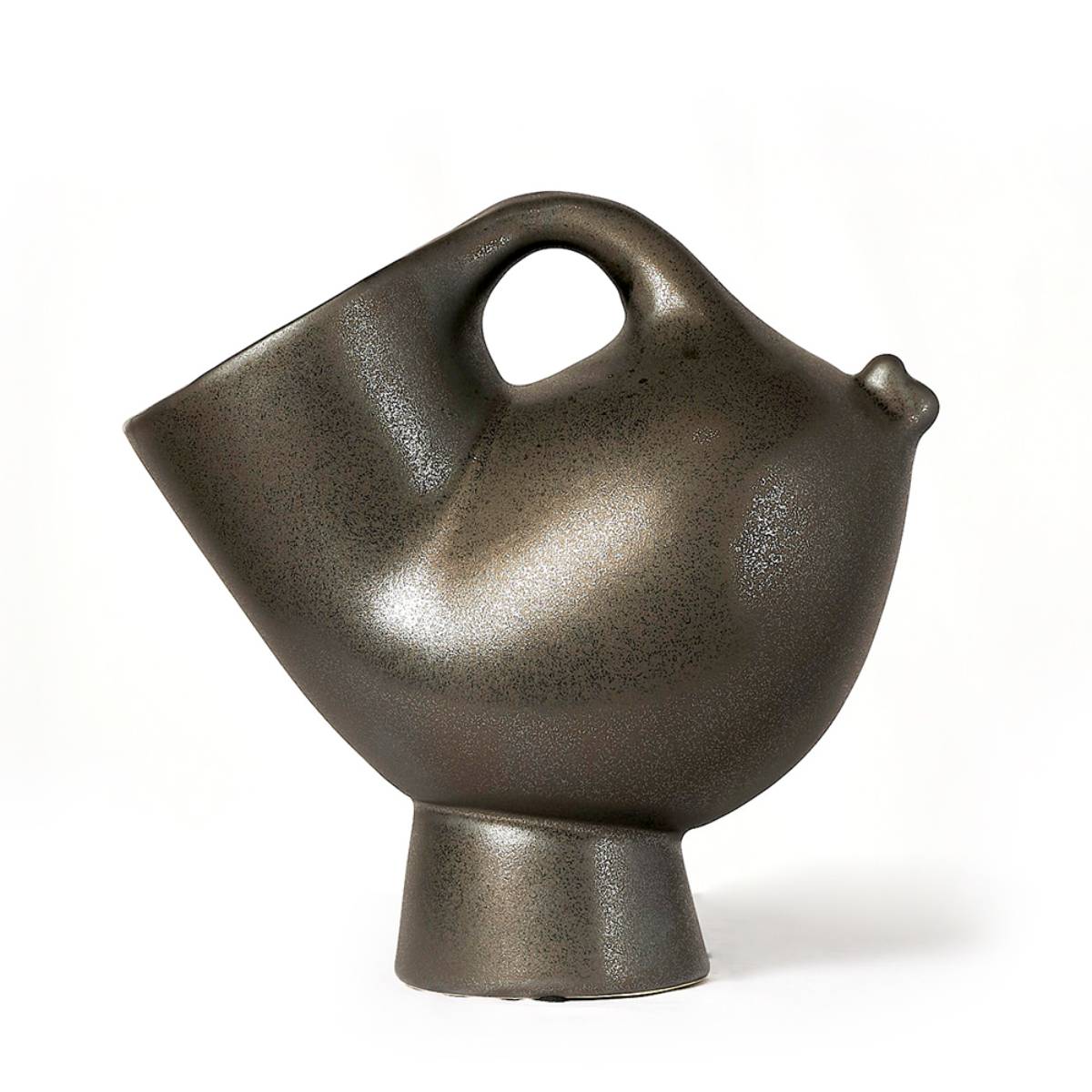 Jarra de cerámica con forma escultórica moderna, con acabado metálico oscuro y una silueta que recuerda a un ave estilizada, con un asa circular en la parte superior y una boquilla sutil.