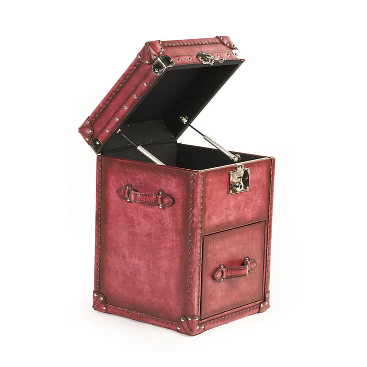 Caja o baúl rígido de color borgoña oscuro con tapa superior abierta, detalles metálicos plateados y remaches visibles. Tiene asas laterales y frontales en el mismo material y color que el cuerpo del baúl.