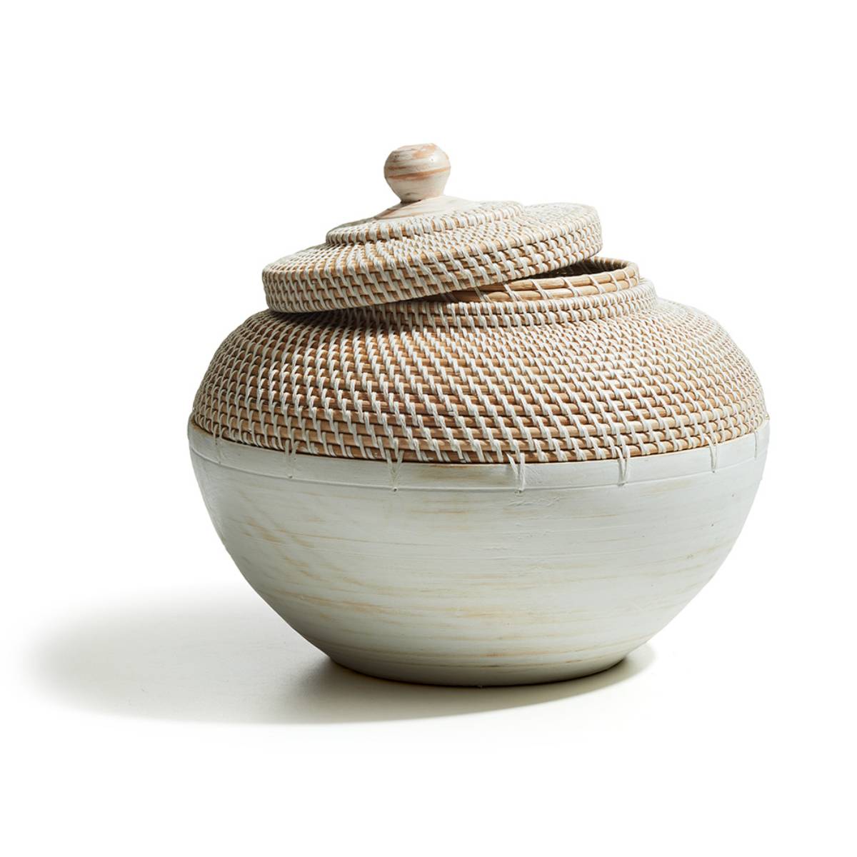 Recipiente redondeado de base blanca con textura de cerámica, acompañado de una tapa con patrón tejido que parece hecho de fibras naturales. El diseño combina elementos rústicos y artesanales.