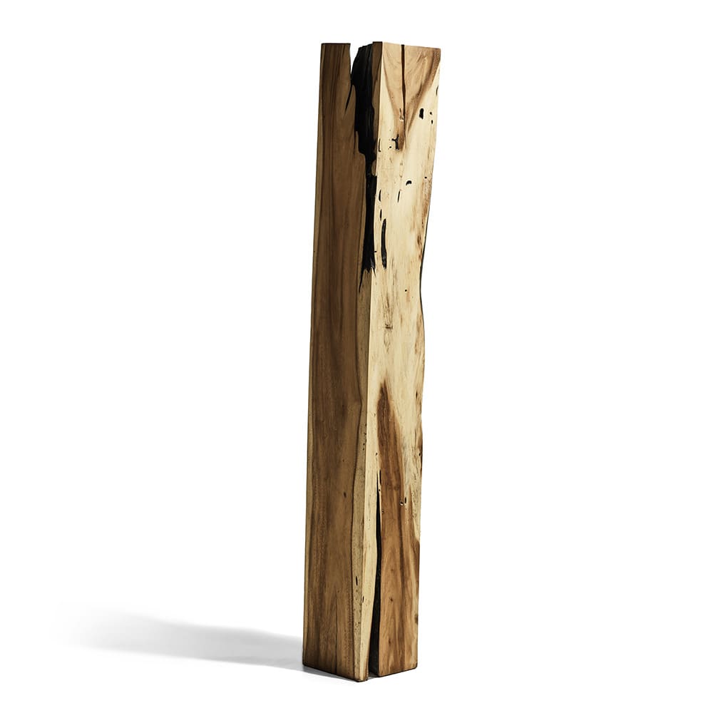 Un bloque de madera alto de forma rectangular con vetas naturales visibles y marcas oscuras irregulares, lo que indica que es una pieza rústica y sin pulir.