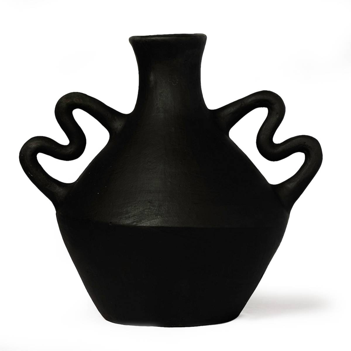 Vasija de cerámica negra con acabado mate, de cuerpo ancho y cuello estrecho, que presenta dos asas laterales en forma de espiral ondulada.