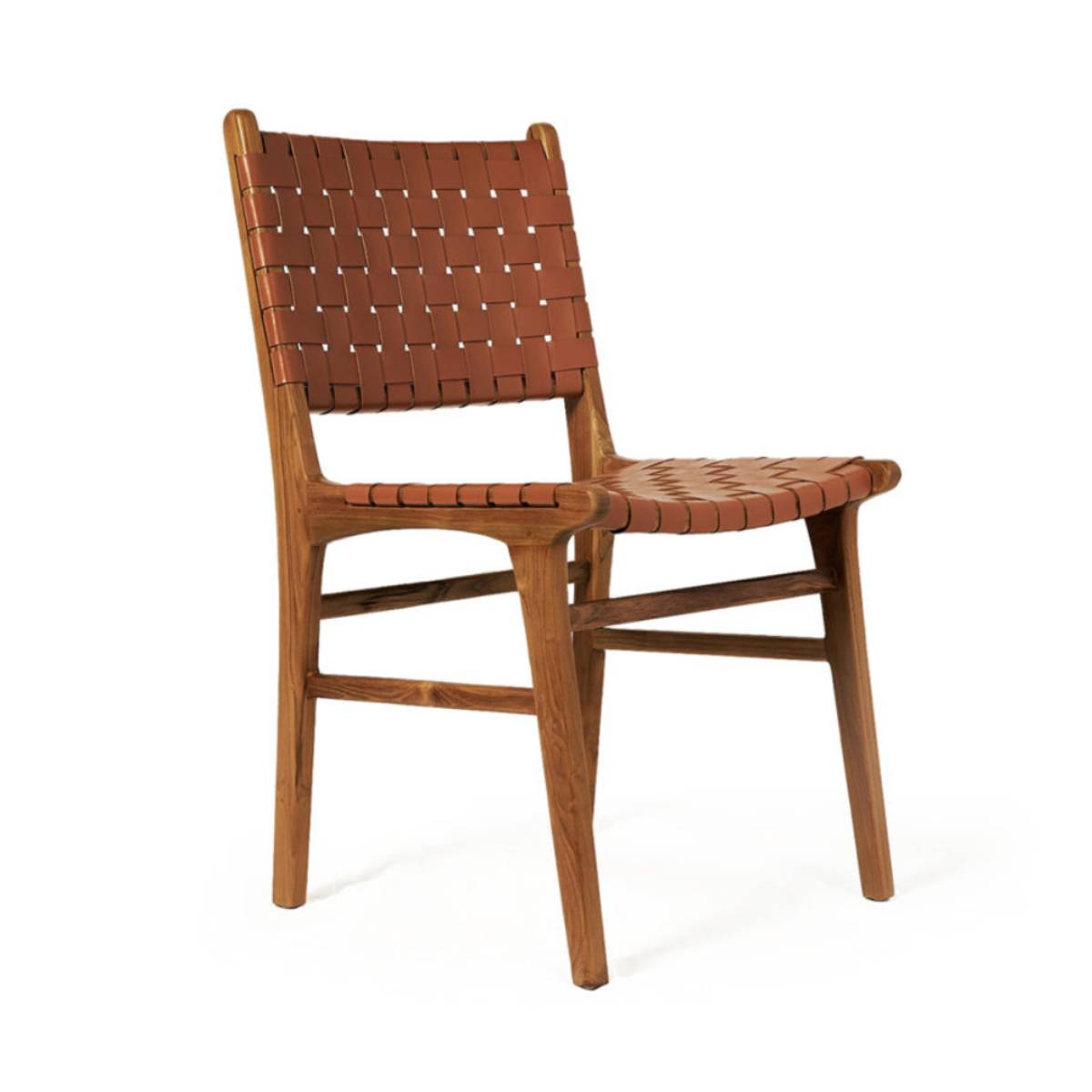 Silla con estructura de madera y asiento y respaldo formados por tiras entrelazadas de cuero marrón. El diseño combina un estilo artesanal con un enfoque moderno y funcional.