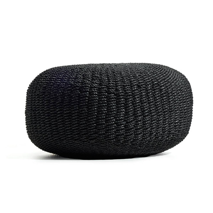 Puff redondo con textura de cuerda entramada en color negro, de aspecto moderno y tejido grueso, usado como asiento o elemento decorativo.