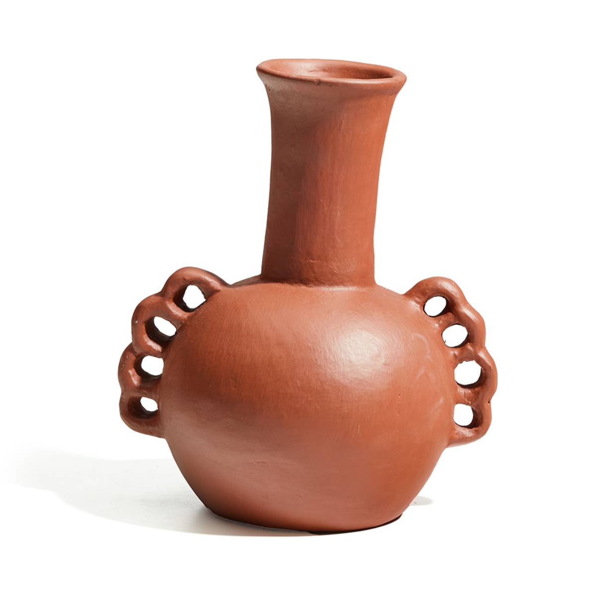 Jarra de cerámica de color terracota con cuerpo redondeado, cuello alargado y asas decorativas con perforaciones en ambos lados.