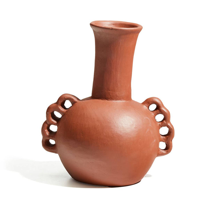 Jarra de cerámica de color terracota con cuerpo redondeado, cuello alargado y asas decorativas con perforaciones en ambos lados.