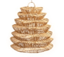 Producto con forma de árbol de navidad hecho de mimbre o material similar en color dorado, compuesto por varias bandejas apiladas en forma piramidal. No se observan textos ni marcas visibles.