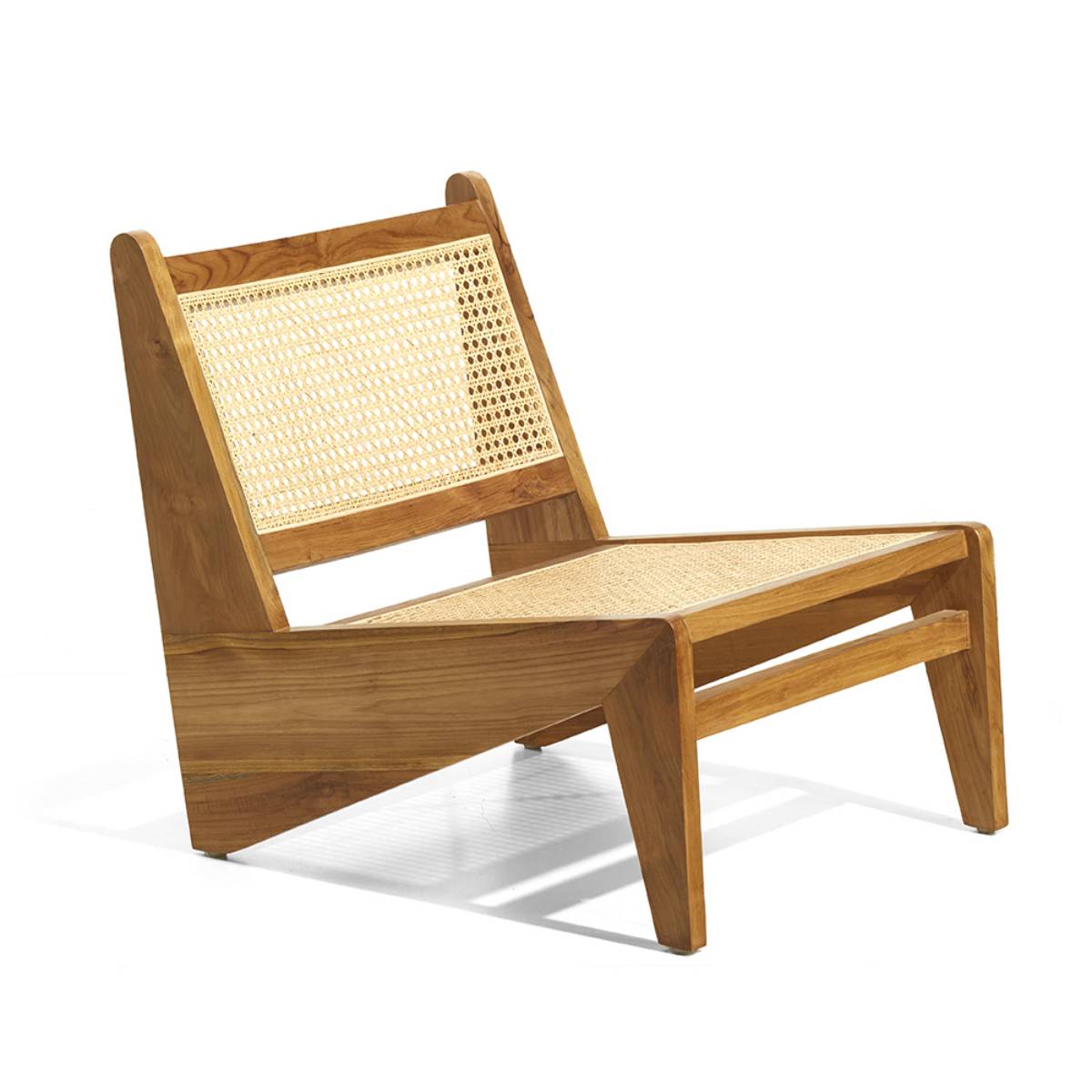 Silla baja de diseño moderno hecha de madera clara con asiento y respaldo de ratán tejido. El diseño presenta líneas angulares limpias y una estructura robusta sin elementos decorativos visibles.
