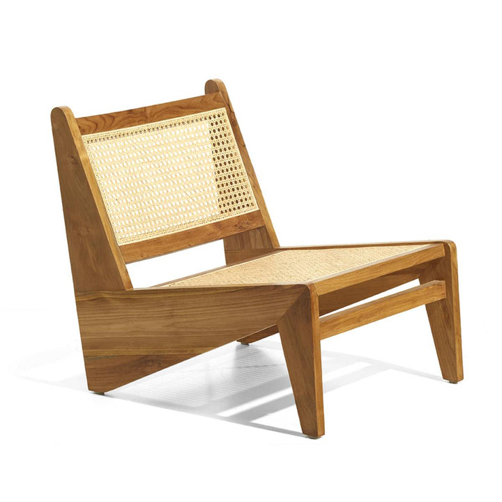 Silla baja de diseño moderno hecha de madera clara con asiento y respaldo de ratán tejido. El diseño presenta líneas angulares limpias y una estructura robusta sin elementos decorativos visibles.