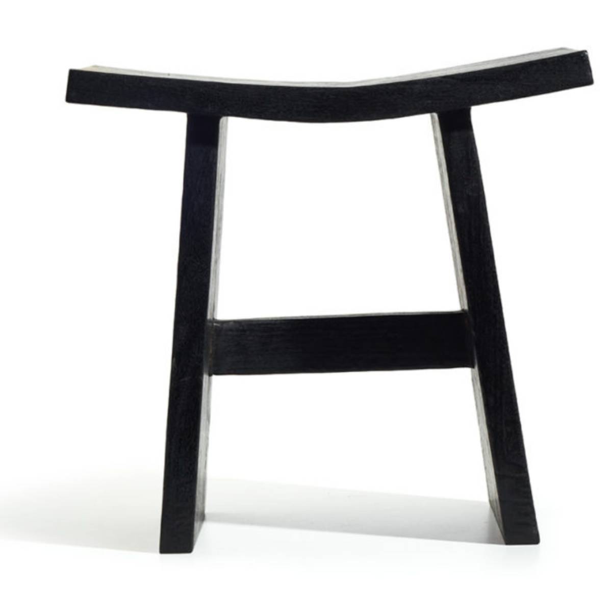 Banqueta de madera de color negro con diseño minimalista y forma curva en el asiento. Tiene dos patas inclinadas conectadas por una barra horizontal en el centro.