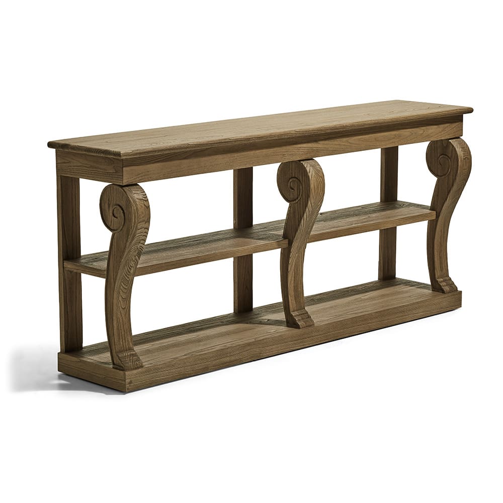 Consola de madera robusta con tres niveles y soportes laterales curvos tallados en forma de espiral. El diseño tiene un acabado rústico con vetas visibles en toda la estructura.