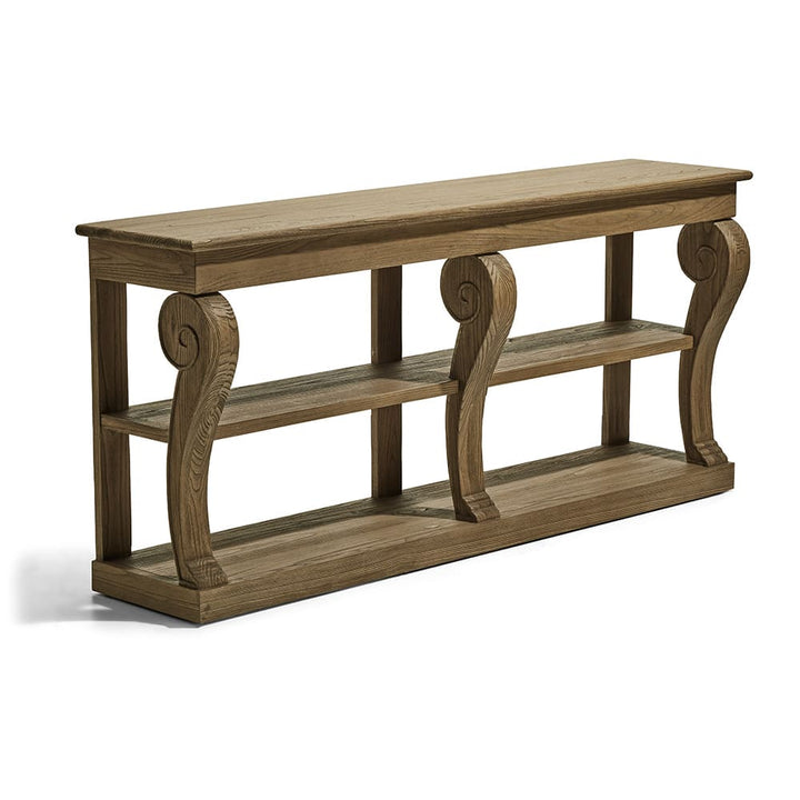 Consola de madera robusta con tres niveles y soportes laterales curvos tallados en forma de espiral. El diseño tiene un acabado rústico con vetas visibles en toda la estructura.
