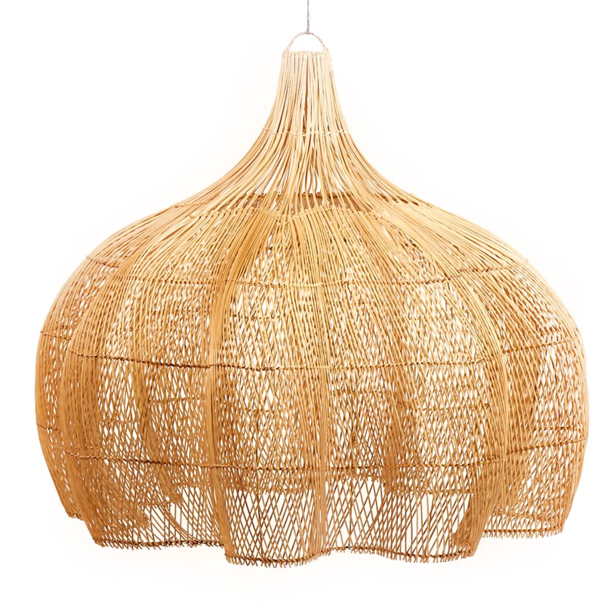 Pantalla de lámpara colgante hecha de mimbre o ratán trenzado con forma orgánica y abombada, de color madera clara. La estructura está compuesta por múltiples fibras curvas entrelazadas que le dan un estilo artesanal y natural.