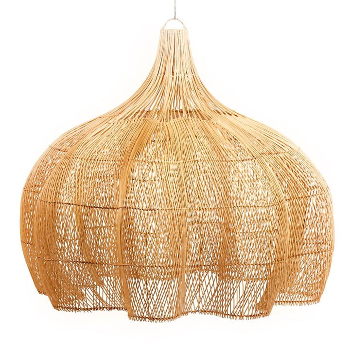 Pantalla de lámpara colgante hecha de mimbre o ratán trenzado con forma orgánica y abombada, de color madera clara. La estructura está compuesta por múltiples fibras curvas entrelazadas que le dan un estilo artesanal y natural.