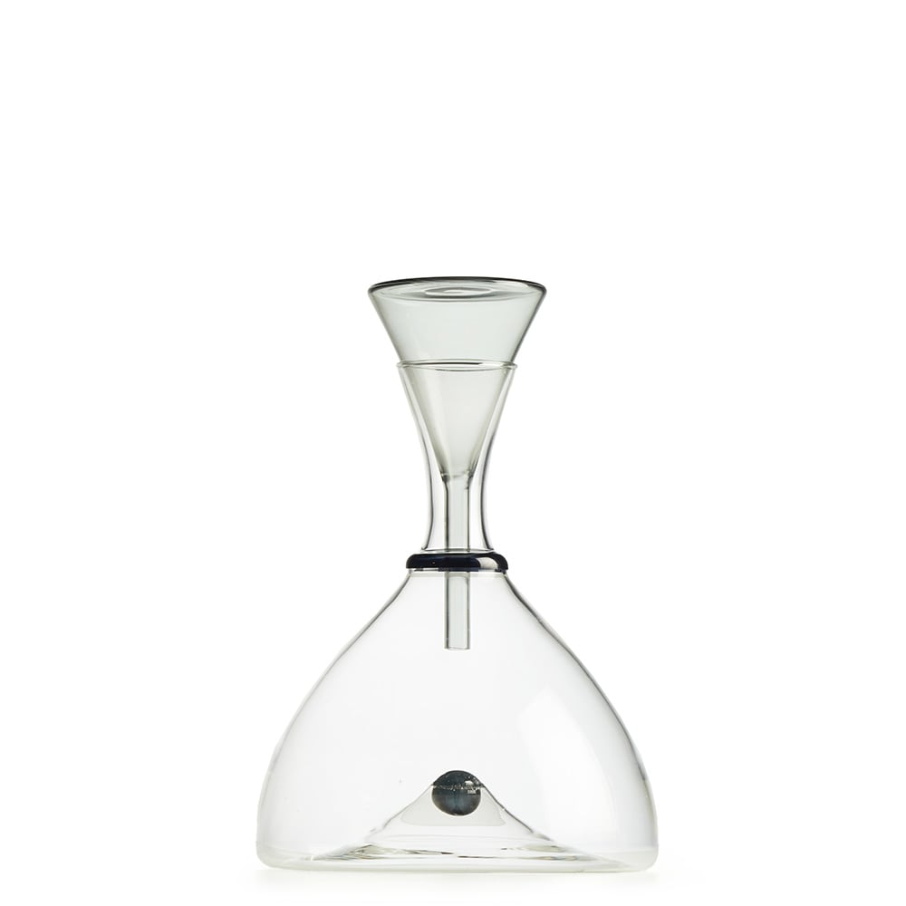 Recipiente de vidrio transparente con forma cónica doble, posiblemente un decantador de vino o accesorio similar, con un anillo negro en la parte central donde se unen ambas mitades cónicas.