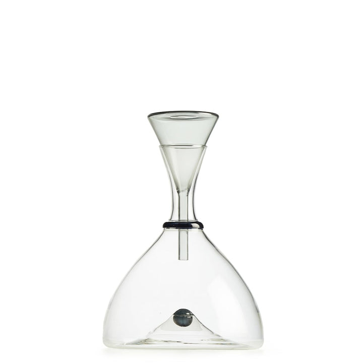 Recipiente de vidrio transparente con forma cónica doble, posiblemente un decantador de vino o accesorio similar, con un anillo negro en la parte central donde se unen ambas mitades cónicas.