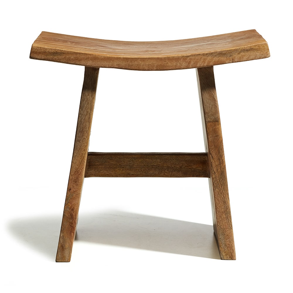 Banco de madera con un diseño simple y curvado en el asiento, sostenido por cuatro patas ligeramente inclinadas. El acabado muestra la textura natural de la madera sin elementos escritos visibles.