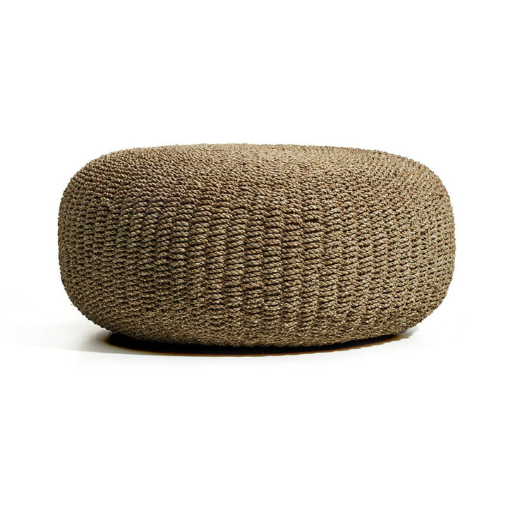 Un puff o asiento redondeado de gran tamaño, tejido con un patrón grueso de cuerda trenzada de color marrón. No presenta texto ni logotipo visible.