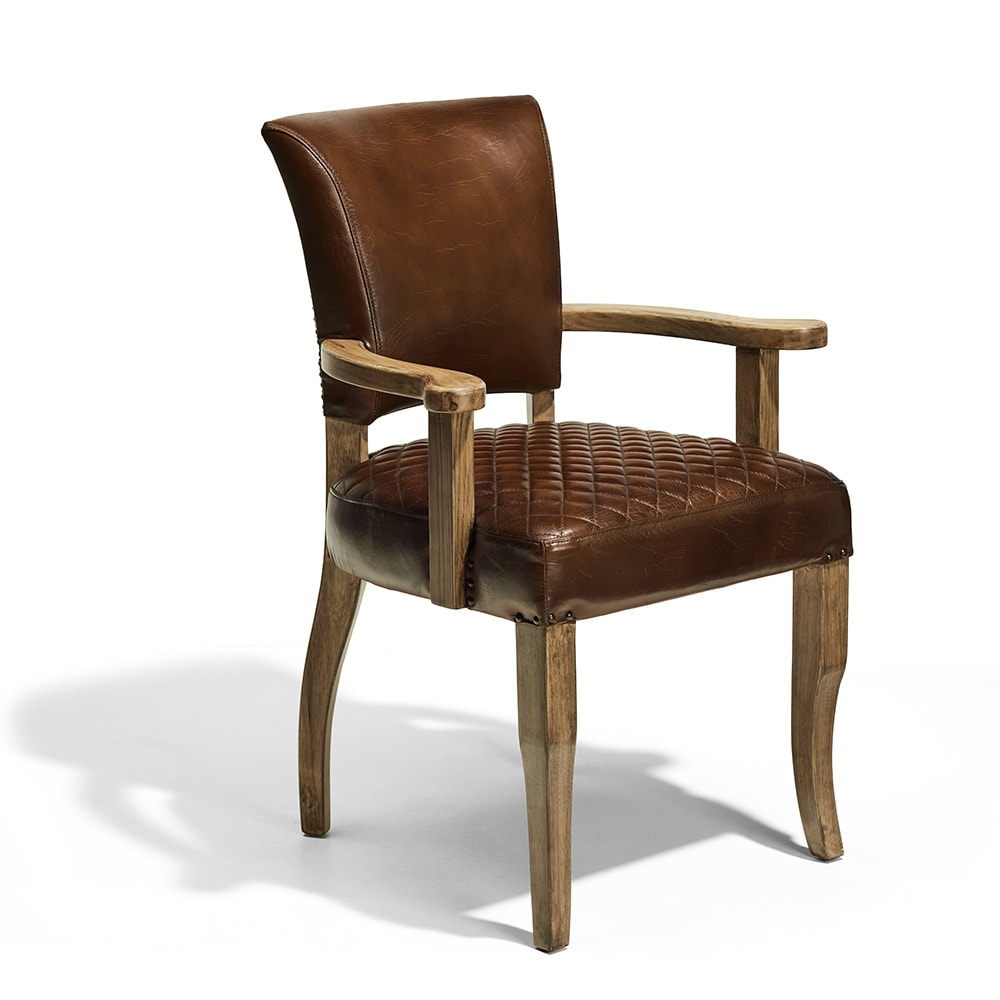 Silla de respaldo alto con estructura de madera clara y asiento acolchado de cuero marrón con patrón de rombos pespunteados. También tiene apoyabrazos y tachuelas decorativas en la base del asiento.