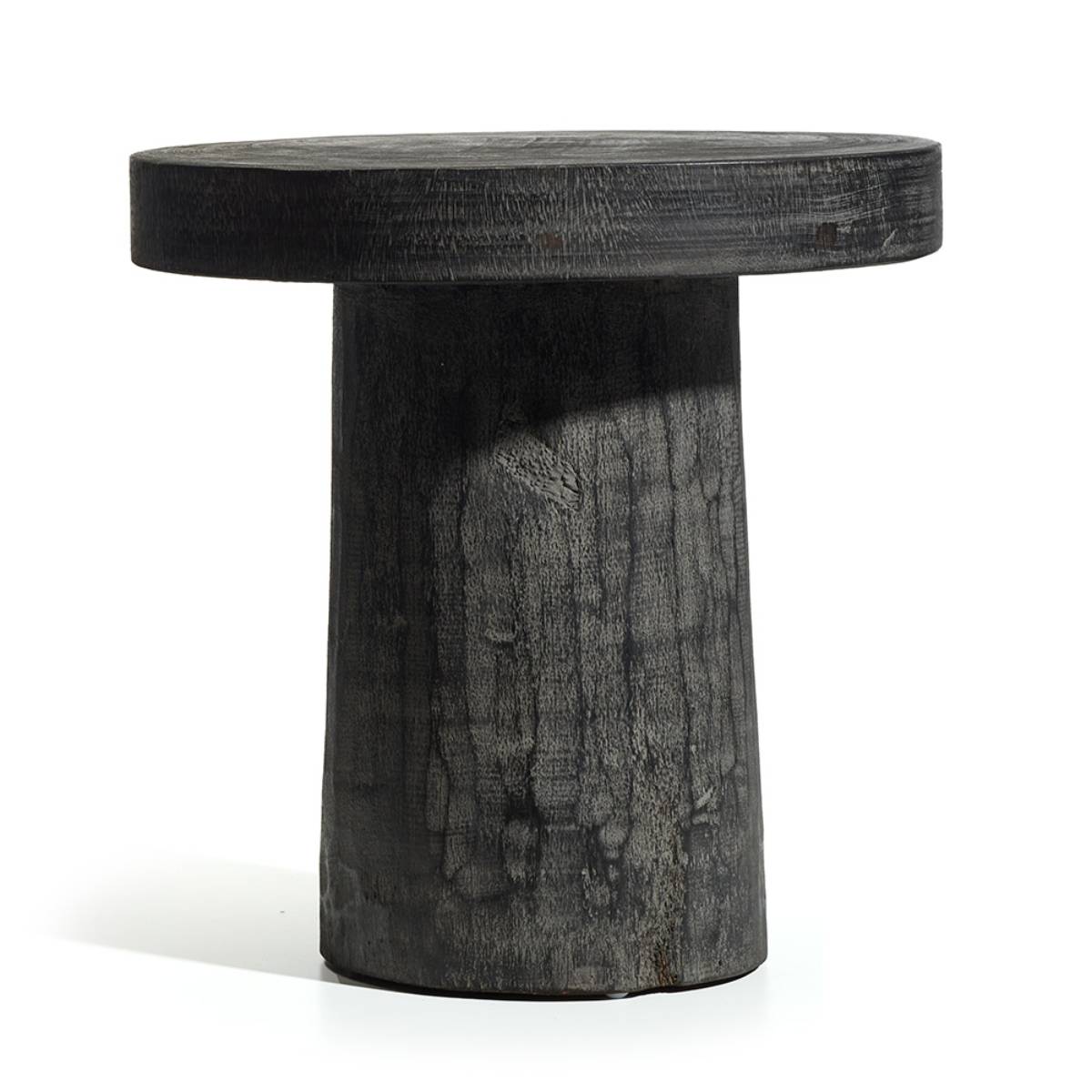 Mesa auxiliar o taburete de madera con forma cilíndrica y acabado quemado de estilo rústico. Su superficie superior es redonda y plana, y el cuerpo tiene un aspecto áspero con vetas visibles del material.