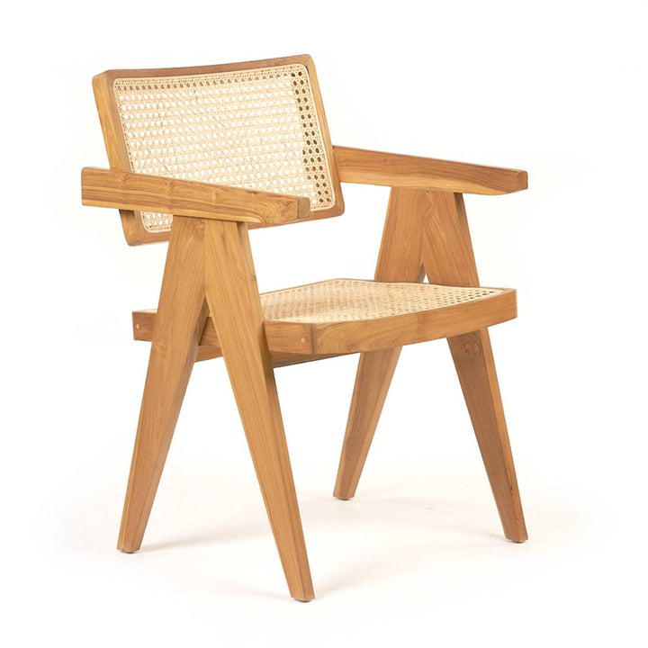 Silla de madera clara con asiento y respaldo de mimbre tejido en color natural. El diseño tiene un estilo retro y moderno con líneas geométricas marcadas.