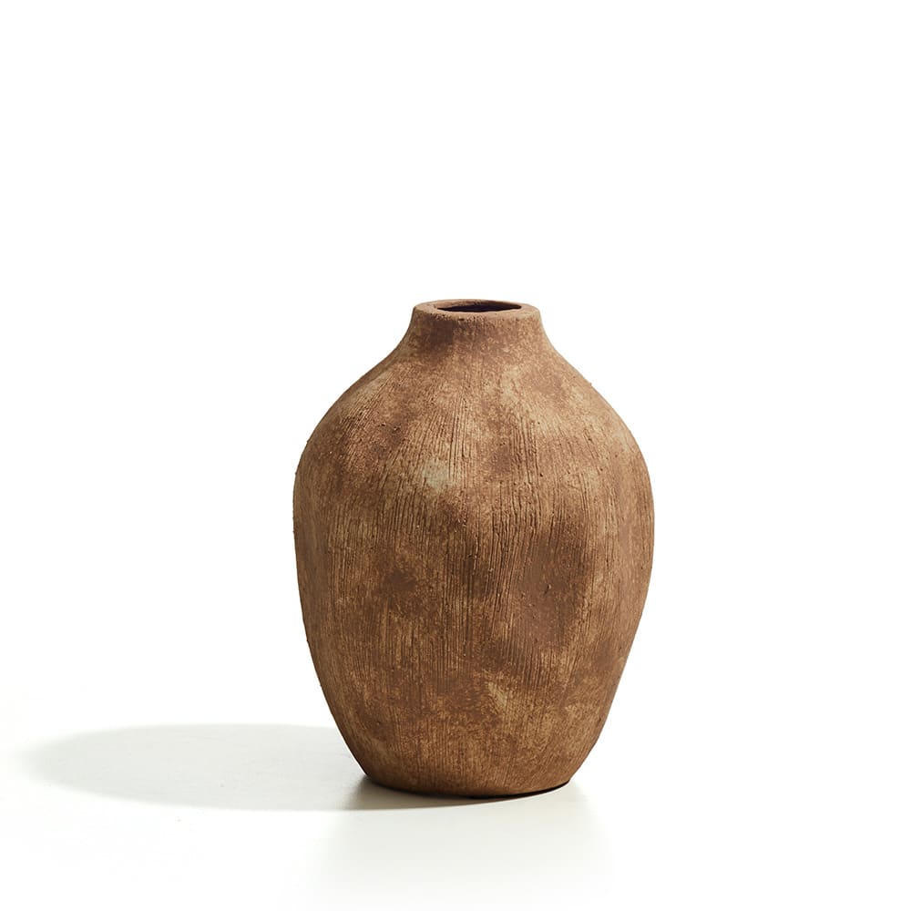 Un jarrón de cerámica de forma redondeada con cuello angosto, de color marrón terracota con textura rugosa y acabado mate. No presenta inscripciones ni detalles visibles escritos.
