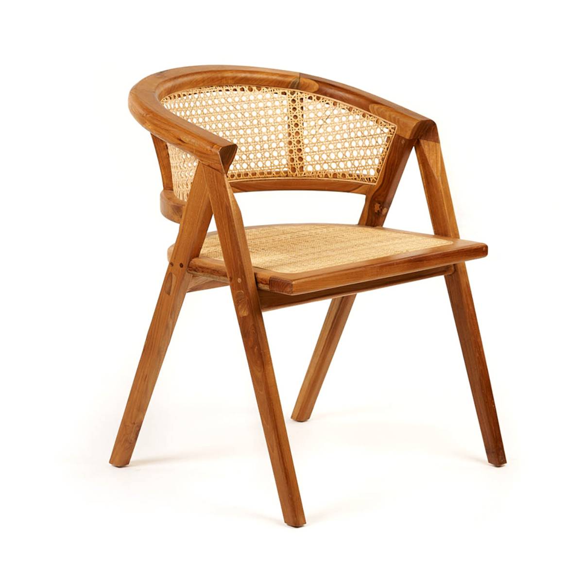 La imagen muestra una silla de madera clara con diseño de respaldo y asiento de mimbre tejido. Tiene una estructura angular moderna con un respaldo semicircular que conecta los apoyabrazos.