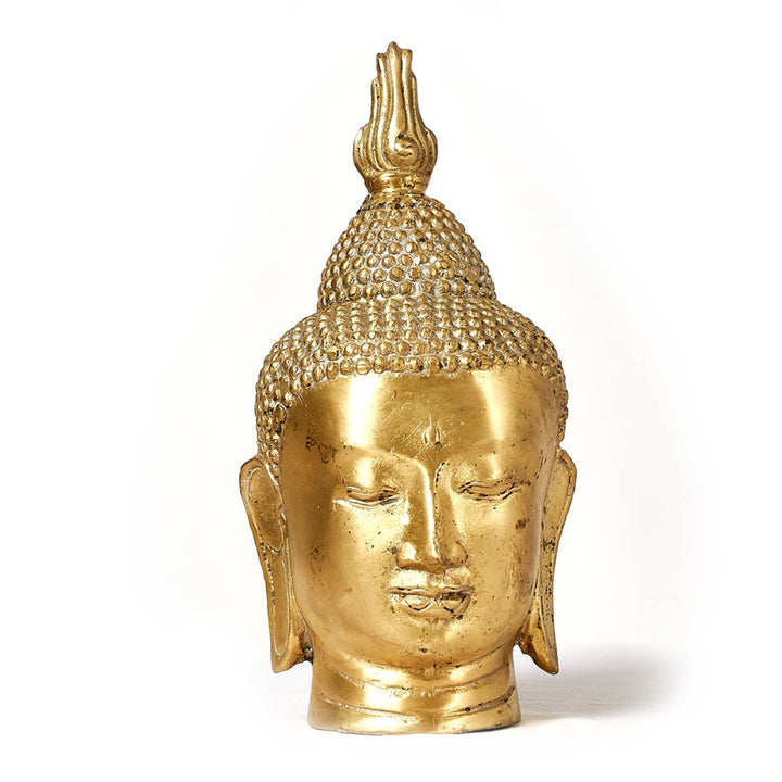 Cabeza dorada de Buda con expresión serena y ojos semicerrados; presenta detalles en relieve en el cabello y un acabado metálico brillante. No hay texto ni inscripciones visibles en el objeto.