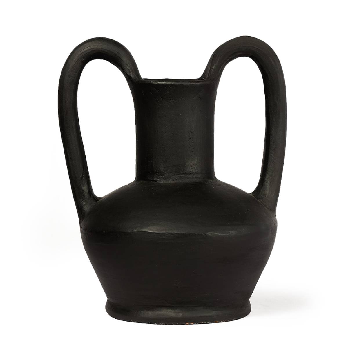 Jarra de cerámica negra con dos asas simétricas alargadas, forma redondeada en la base y cuello largo cilíndrico. Su superficie es lisa y sin inscripciones visibles.