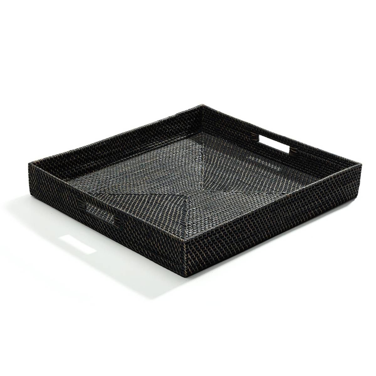 Bandeja cuadrada de fibras tejidas en tonos oscuros con diseño entrecruzado y asas rectangulares caladas en los laterales. Su textura simula un acabado artesanal.