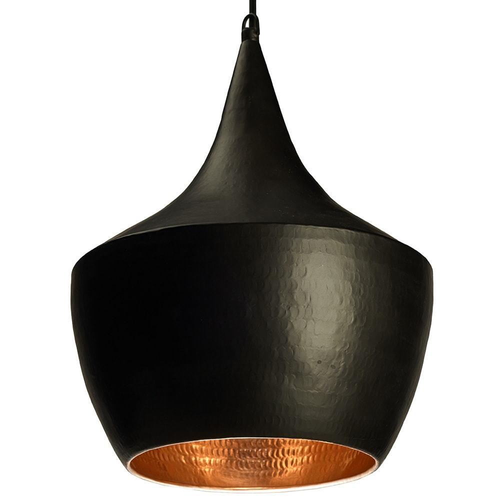 Lámpara colgante con acabado exterior negro mate y superficie interior en cobre martillado. Tiene una forma cónica redondeada con texturas visibles en el material metálico.