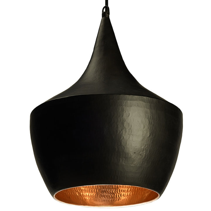 Lámpara colgante con acabado exterior negro mate y superficie interior en cobre martillado. Tiene una forma cónica redondeada con texturas visibles en el material metálico.