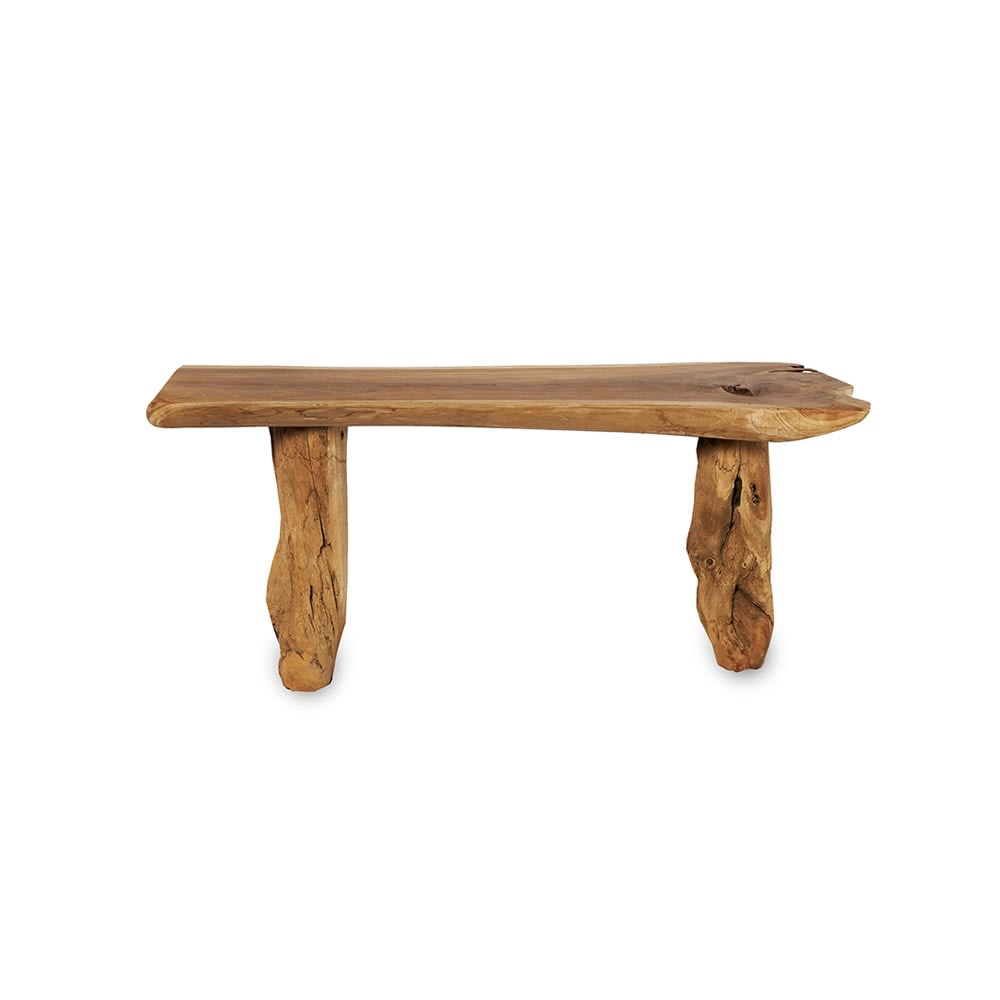Banco rústico de madera con acabado natural, compuesto por un asiento de una sola pieza y patas irregulares que conservan la forma original del tronco. El diseño muestra vetas y fisuras propias de la madera sin tratar.