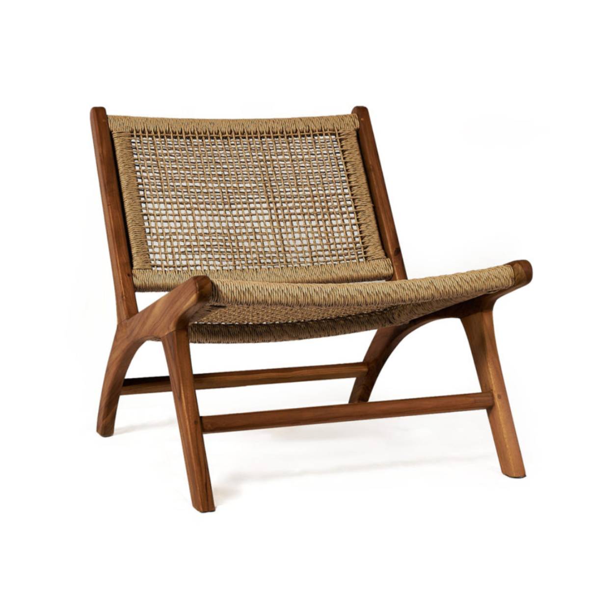 Silla con estructura de madera y asiento y respaldo hechos con un tejido trenzado de fibra natural. El diseño es bajo y moderno con líneas limpias y una inclinación ergonómica.