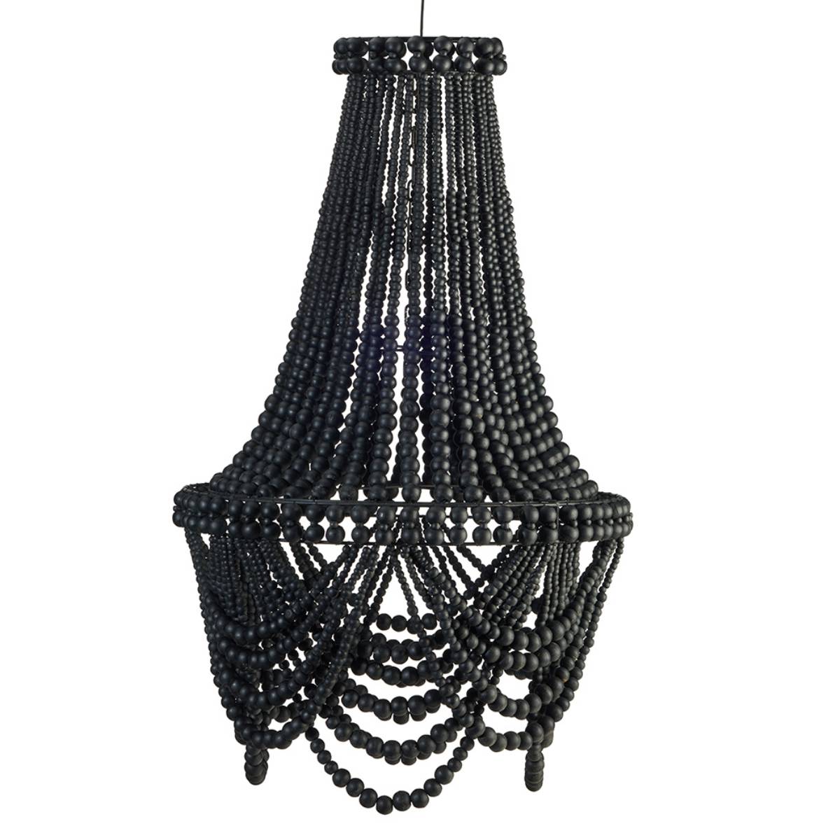 Candelabro colgante decorativo hecho de cuentas negras mate distribuidas en hileras que forman una estructura en forma de lágrima. El diseño combina un estilo clásico con materiales modernos.
