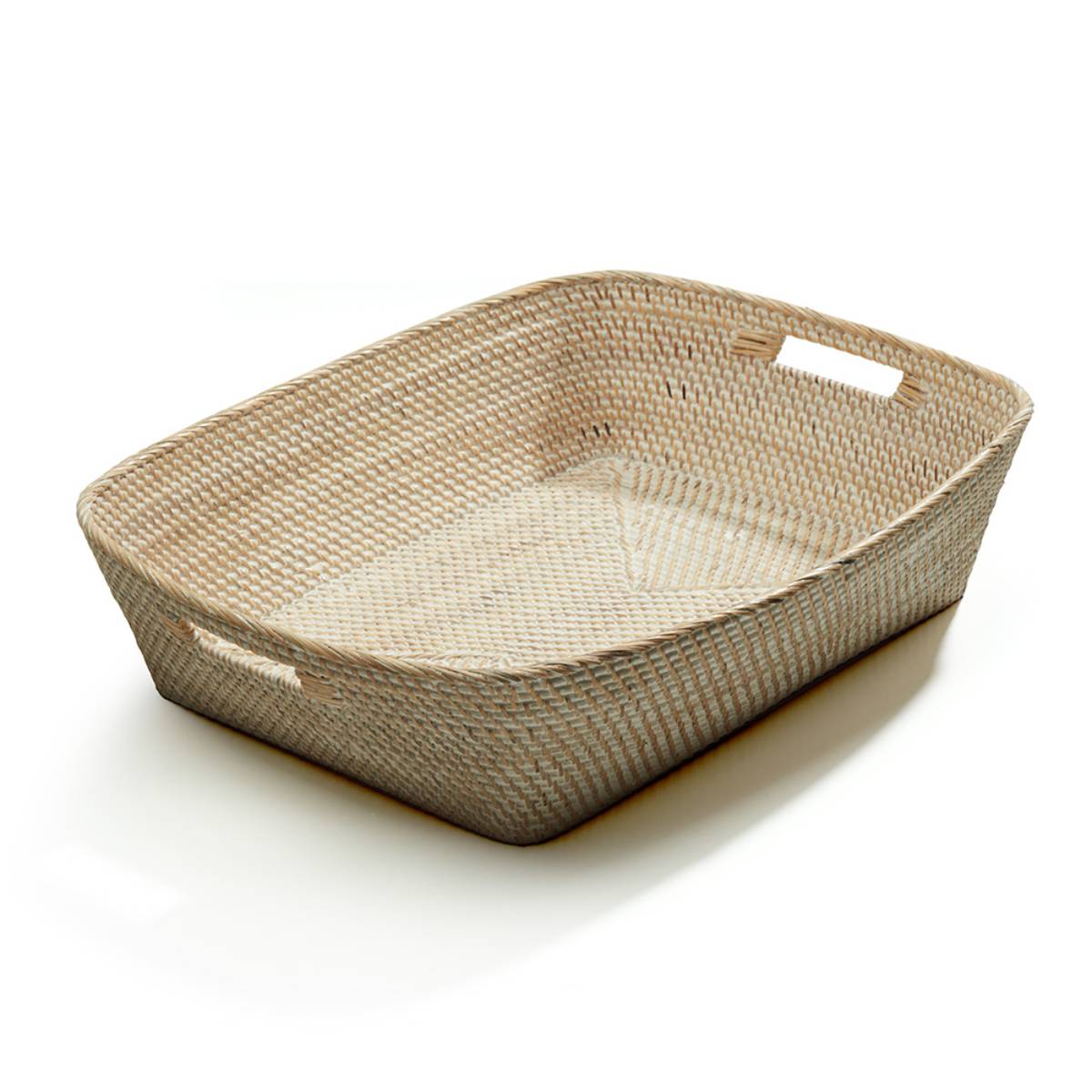 Cesta rectangular de mimbre o material similar con diseño entramado, asas rectangulares integradas en los laterales más cortos y tonos naturales claros.