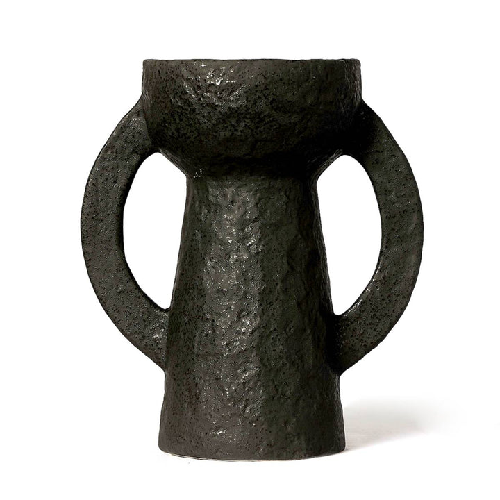 Jarra escultórica de cerámica con acabado rugoso oscuro y dos asas laterales grandes y curvas. Tiene una forma estilizada y simétrica, con una abertura ancha en la parte superior.
