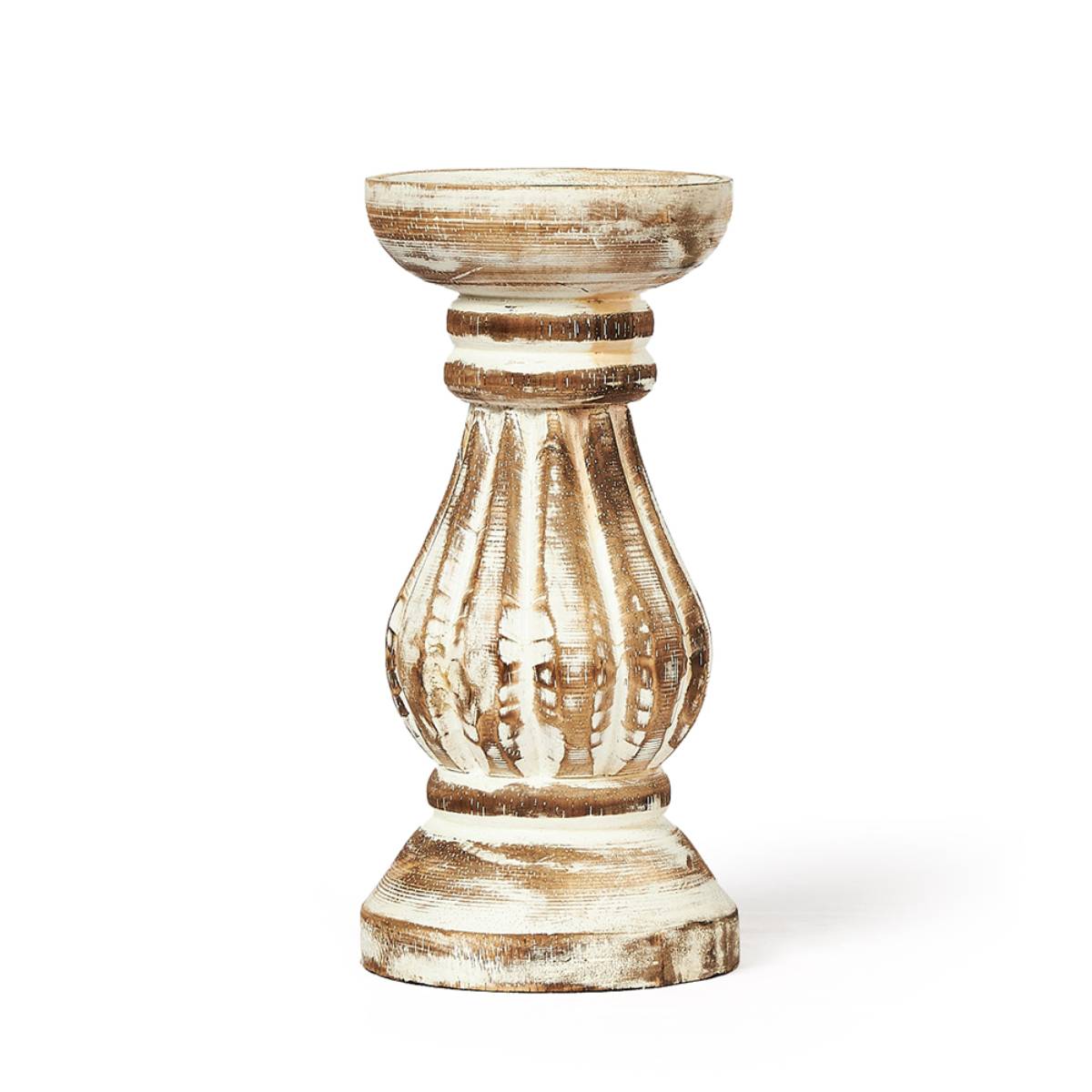 Candelabro de madera tallada con diseño clásico y acabado envejecido en tonos blancos y tostados. Tiene una base ancha, cuerpo ornamentado y parte superior circular para colocar una vela.