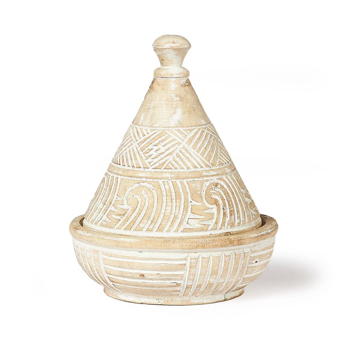 Tajine de cerámica decorado con patrones geométricos y curvilíneos grabados en relieve. La pieza tiene una tapa cónica con un pomo en la parte superior.