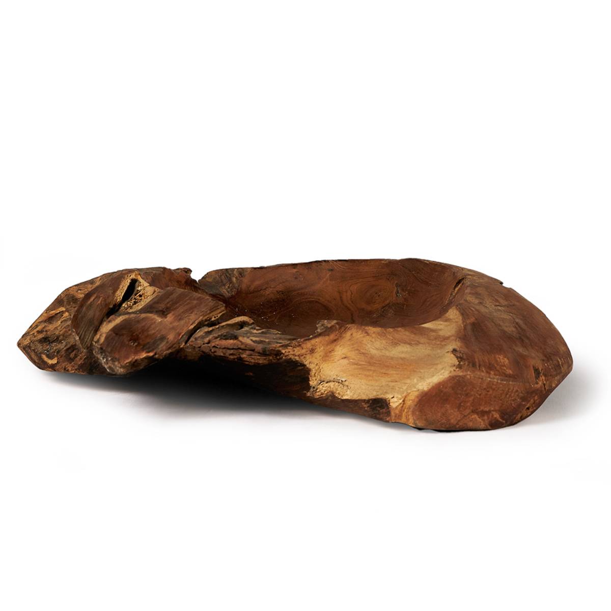 Cuenco irregular tallado en una sola pieza de madera natural con vetas y texturas visibles. Su forma orgánica y rústica resalta la belleza indígena del material.
