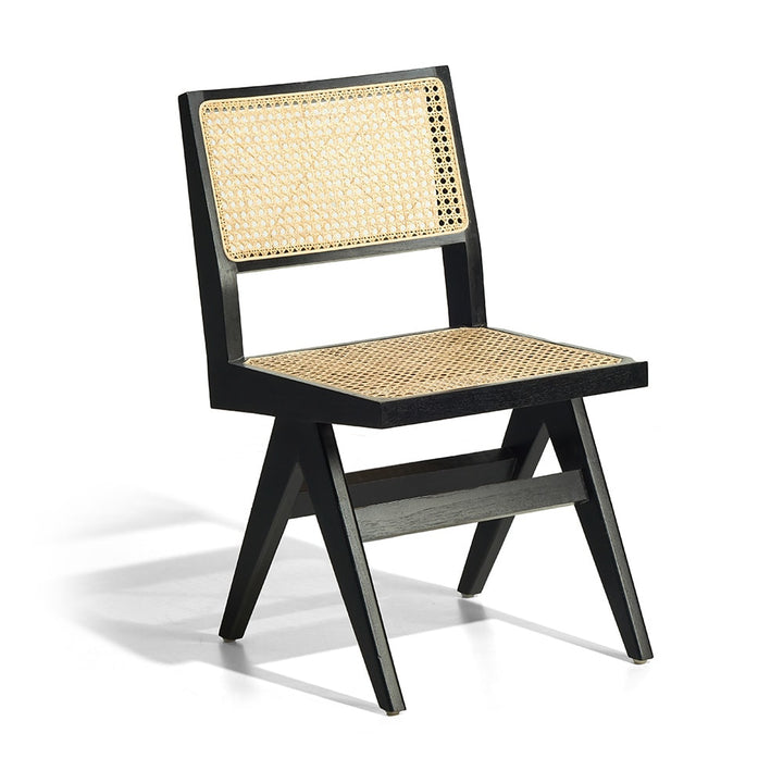 Silla de madera negra con asiento y respaldo de mimbre entrelazado en tono natural. El diseño es geométrico y moderno, con patas en forma de "Z".
