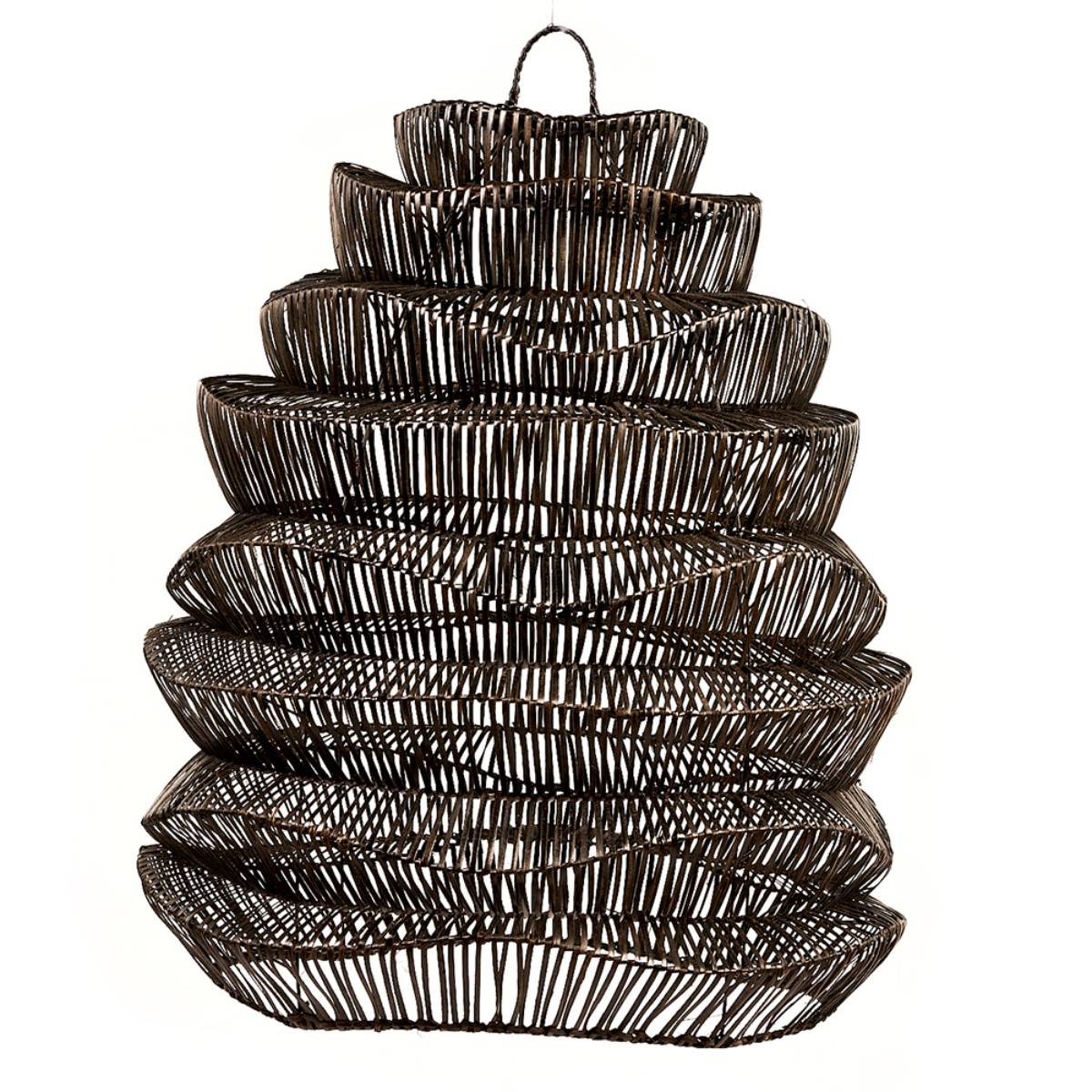 Lámpara colgante hecha de varillas de mimbre o similar, con forma orgánica y escalonada que recuerda a una colmena o espiral invertida. El diseño es abierto y deja pasar la luz entre las varillas.