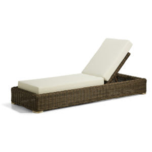 Reposera de exterior con base de mimbre marrón tejido y cojines beige claro. El respaldo es ajustable y se muestra en posición semi-reclinada.