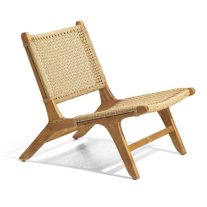 Silla de diseño bajo con estructura de madera y asiento y respaldo trenzados de cuerda natural en estilo escandinavo o moderno rústico. No contiene detalles escritos visibles.