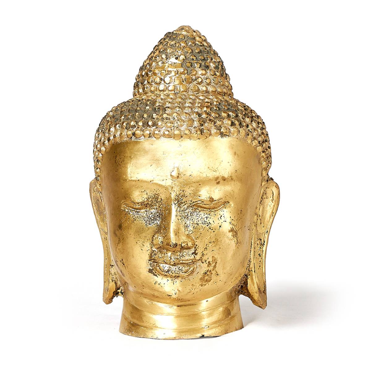 Cabeza dorada de Buda con ojos cerrados, expresión serena y detalles texturizados en el cabello. Presenta signos de desgaste que revelan áreas más oscuras.