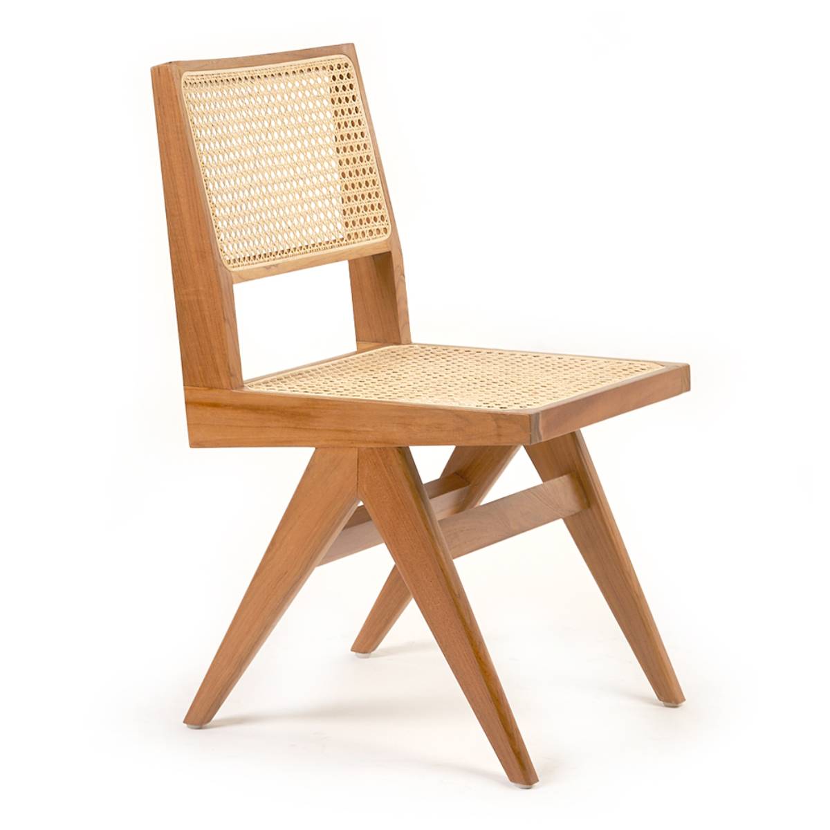 Silla de madera con diseño moderno y patas anguladas, que cuenta con asiento y respaldo de rejilla de ratán tejida. El marco tiene un acabado en madera clara lisa.